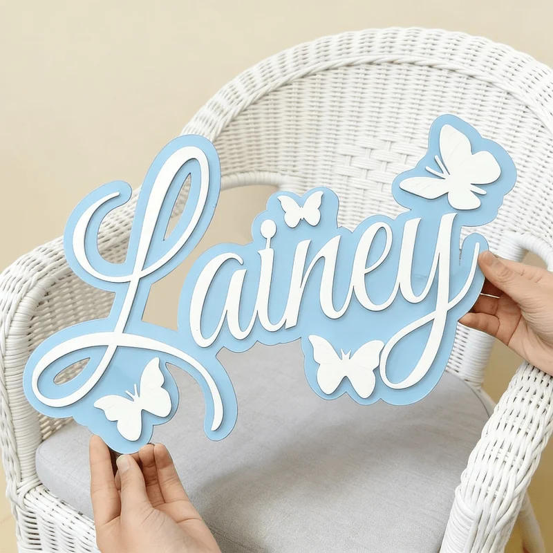 Baby Nursery Decor - Gepersonaliseerde baby-naambord, blauw ontwerp met witte
